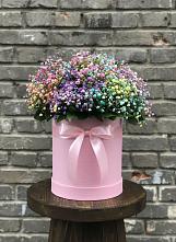 Цветочная композиция из Гипсофила и Розы в шляпной коробке в Обливской