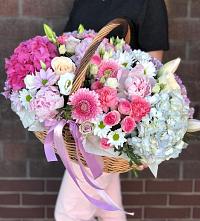 Цветочная композиция из Розы, Хризантемы, Пионы и Лизиантусы в корзине в Обливской