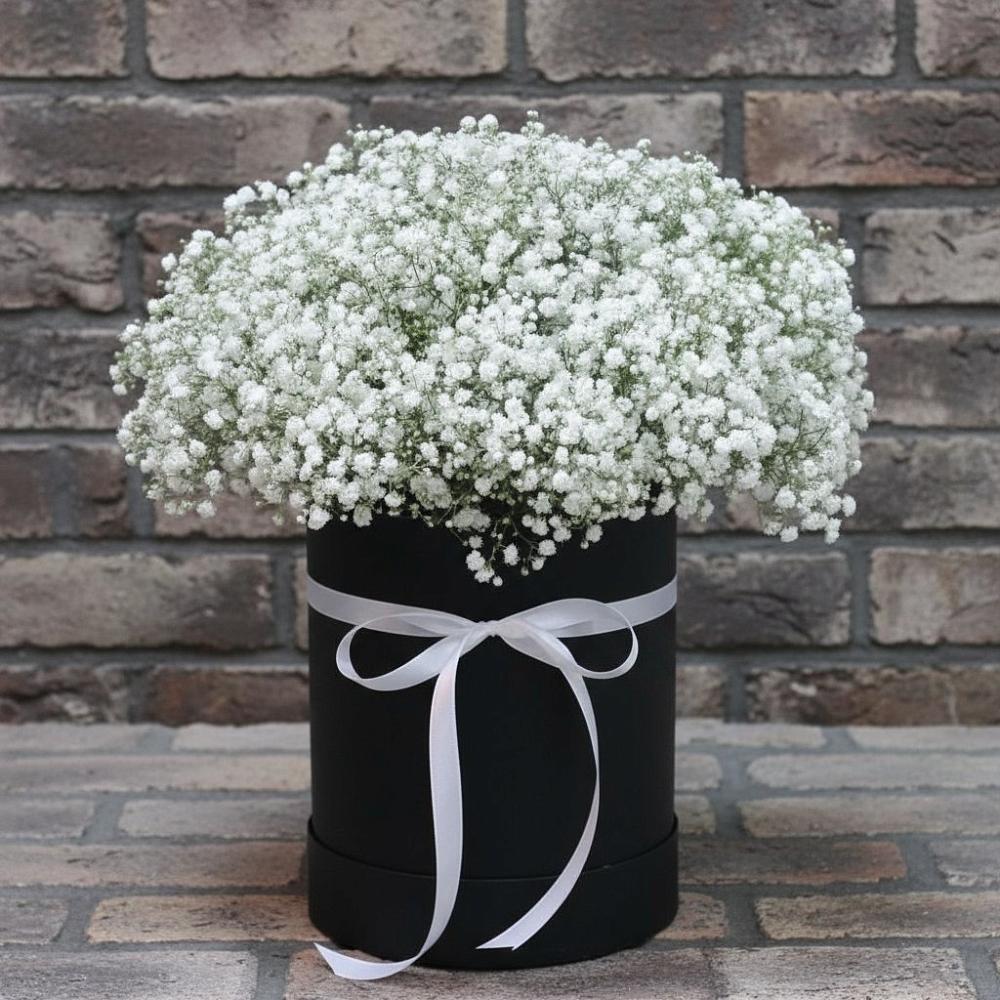 Цветочная композиция из Гипсофила в шляпной коробке в Обливской