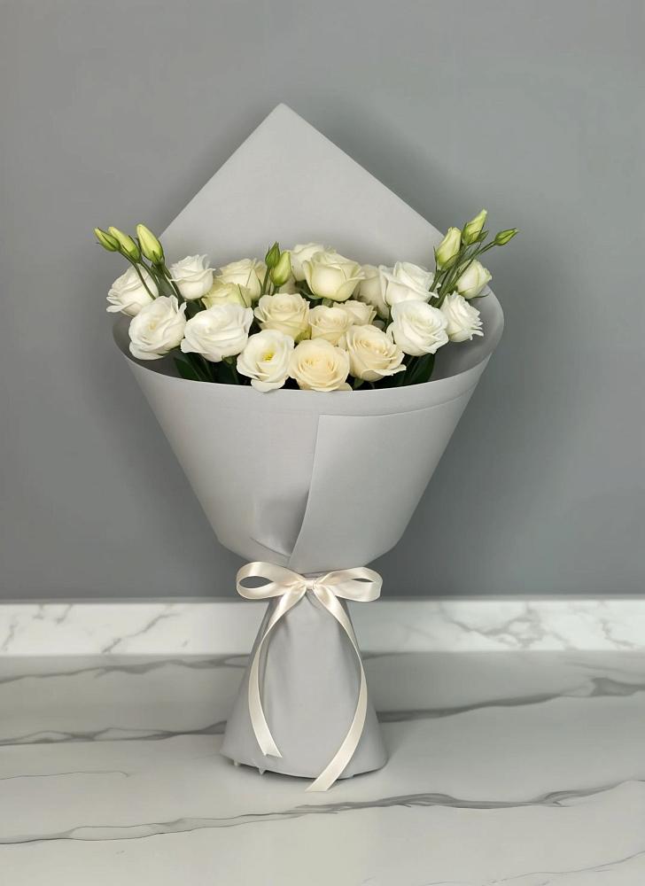 Букет цветов из: Розы и Лизиантусы в Обливской