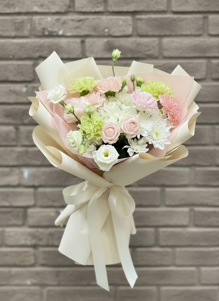 Букет цветов из: Гвоздики, Розы, Лизиантусы и Хризантемы в Обливской