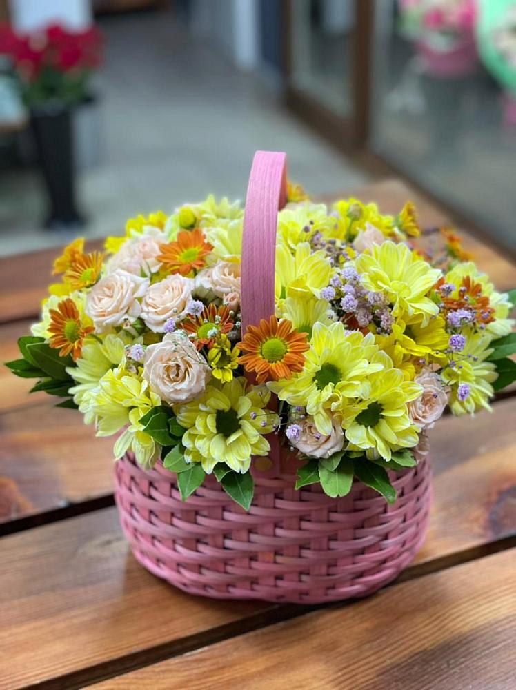 Цветочная композиция из Хризантемы и Розы в корзине в Обливской