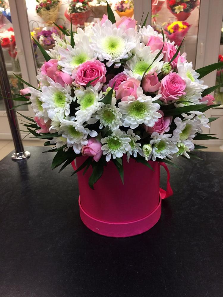 Цветочная композиция из Розы и Хризантемы в шляпной коробке в Обливской