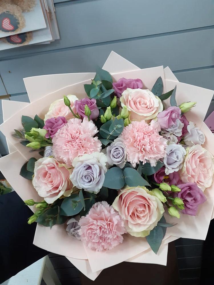 Букет цветов из: Розы, Гвоздики и Лизиантусы в Обливской