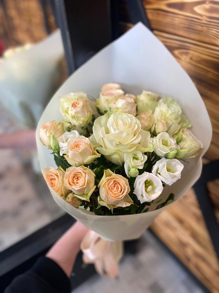 Букет цветов из: Розы и Лизиантусы в Обливской